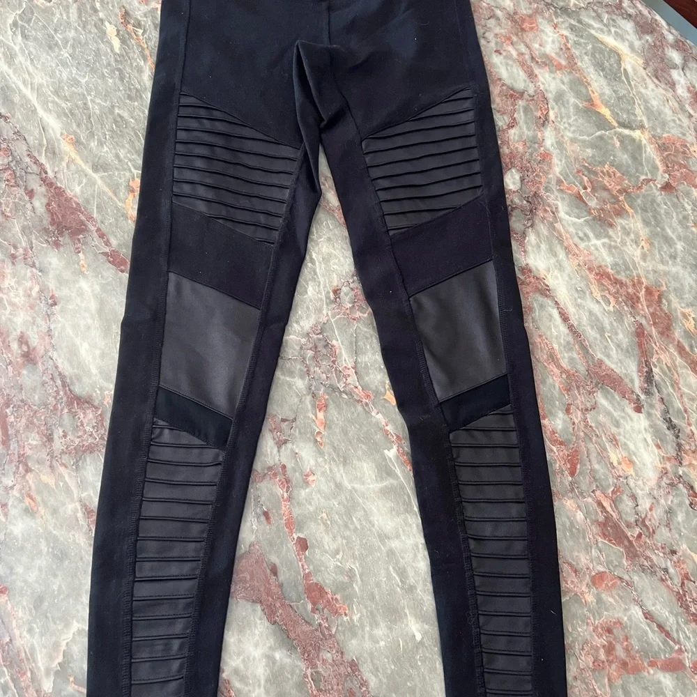 Alo Yoga High Waisted Moto Leggings in Black XS NWOT - Picture 6 of 6